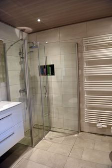 Badezimmerumbau mit platzsparender Dusche