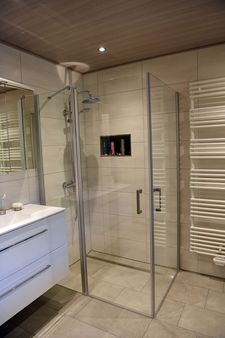 Badezimmerumbau mit platzsparender Dusche